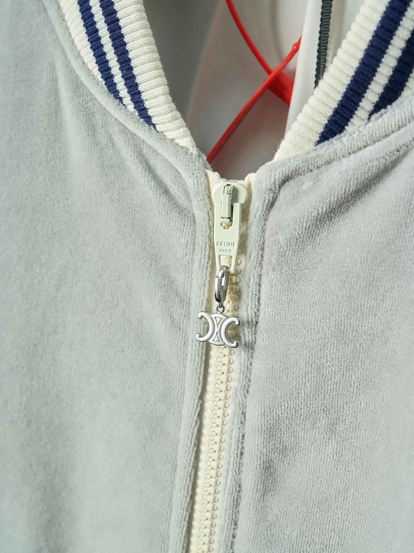 [Real auction] Celine/Celine Arc de Triomphe embroidered suit zipper jacket (new color, taupe and blue) [In Stock] S M L XL custom-made cloud soft twin velvet matte cotton sateen, soft and waxy touch, skin-friendly like a cloud wrap, with taupe blue as the main tone. The iconic CELINE Arc de Triomphe embroidery wakes up on the gray mist suede, fully recognizable. The contrasting ribbon is like a shooting star across the shoulder and arm. The metal zipper glows with cold light. The visual impact between movement and movement. The stand-up collar cuts neat lines, both rigid and soft. When taken apart, it is a style item. When worn together, it is an atmospheric aesthetic. Suits are worn for worry-free wear. Adopt imported machine embroidery technology. Use advanced computer control systems and precision mechanical components to realize the Arc de Triomphe embroidery work. High precision. The lines are smooth and delicate. The fabrics have been washed and have a better hand feel. Not easy to deform, not easy to shrink, not easy to fade. Maintain long-term beauty and fit.